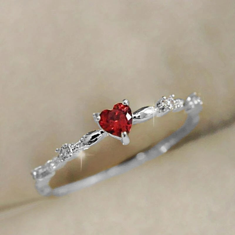 Bague exquise en zircone cubique rouge « Love » – Fiançailles et cadeau élégants